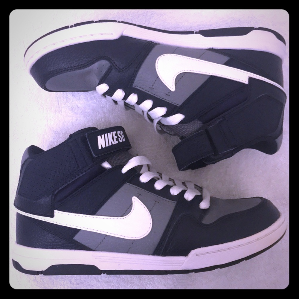 Nike boys leather shoes like new size 5Y